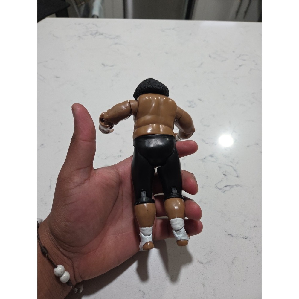 WIld Samoan Sika WWE 2004 Wrestling Figure - Picture 3 of 4